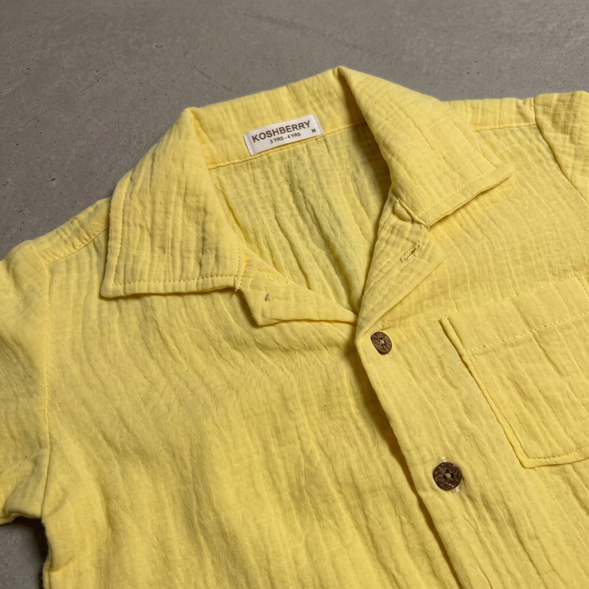 Lemon yellow double-cloth muslin collar close-up